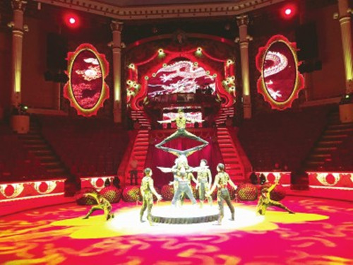 上海杂技团在莫斯科国际马戏艺术节表演的原创节目《云起龙腾—集体造型》。(上海杂技团供图)