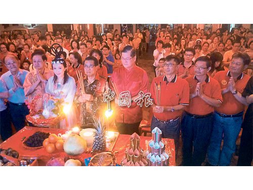 晚会上进行潮州人“拜月亮”的传统习俗,众人在陈泰昌(前排左4起)、郑金财带领下进行祭拜。(马来西亚《中国报》资料图)