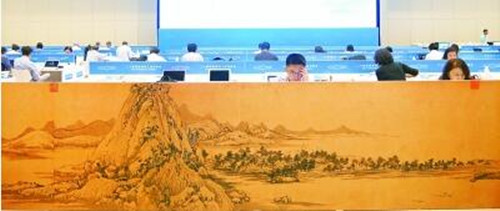 记者工作台前的《富春山居图》。(吴潇怡