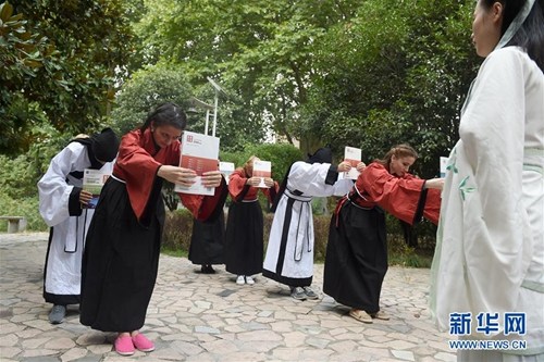 9月8日，安徽大学的部分留学生在行拜师礼。（新华社记者