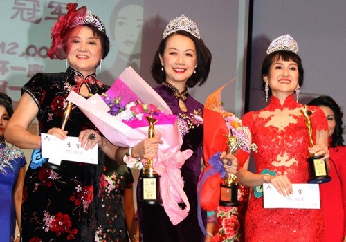 旗袍比赛冠军沈碧容（中），与亚军朱淑莹（右）及季军陈雪娥领奖后合照。(马来西亚《星洲日报》)