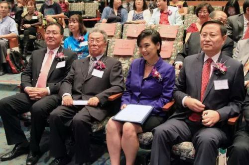 王蒙（左二）、赵美心（右二）、孙鲁山（右）在第二届尼山国际讲坛会议现场。(美国《侨报》/高睿