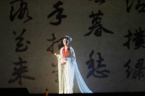 9月7日，在美国旧金山战争纪念歌剧院，饰演黛玉的韩国女高音曹青在歌剧《红楼梦》首演前最后一次彩排中表演。(资料图
