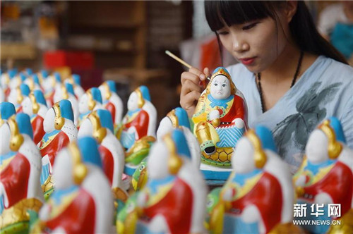 9月13日，“三痴斋”泥塑工作室艺人在制作“兔儿爷”泥塑。(傅新春