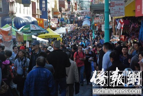 天气晴朗,游人如织,中秋街会上摊位紧靠着摊位,一字摆开,热闹非凡。(美国《侨报》/吴卓明
