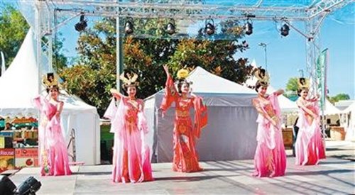 西安大唐芙蓉园艺术团演员表演舞蹈节目。