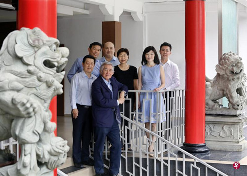 新加坡华族文化中心将设新加坡华族文化贡献奖,评审主席是刘太格(前)。后排左起是文化中心总裁朱添寿、贡献奖工委会副主席何伟山、文化中心董事曾宪民、工委会委员余登凤、工委会主席兼评审胡文雁和文化中心副总裁潘宣辉。(新加坡《联合早报》/梁麒麟
