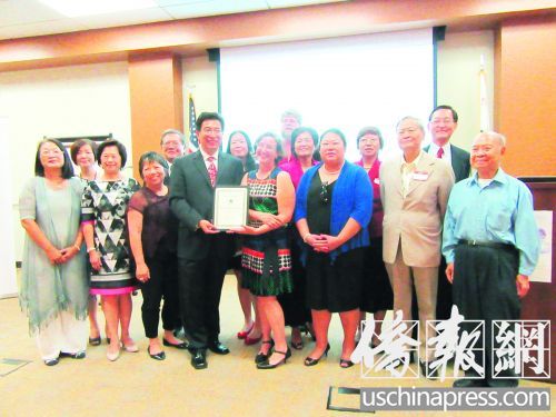南加州华裔家长教师协会会长刘荣文为安吉拉颁发证书。(美国《侨报》/翁羽