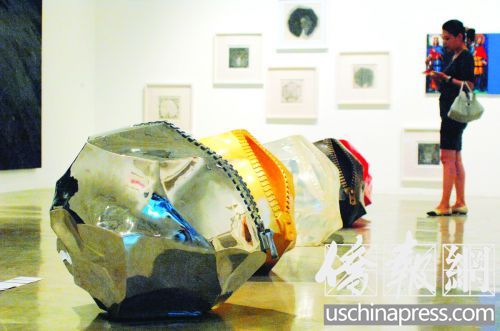 何建成的装置作品,石头,生命……(美国《侨报》/章宁