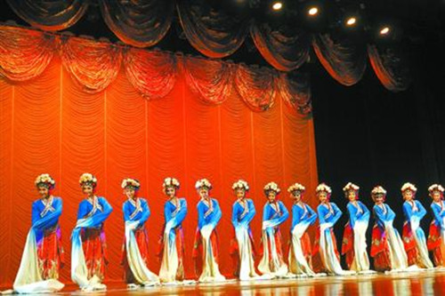 京剧舞蹈《夜深沉》充分演绎华夏民族风情,赢得满场掌声。(张沁