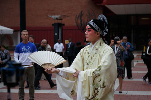 南京民间艺术团体“明道乐府”与昆曲艺术家们在大英图书馆广场进行《牡丹亭》快闪表演。(英国《欧洲时报》资料图)