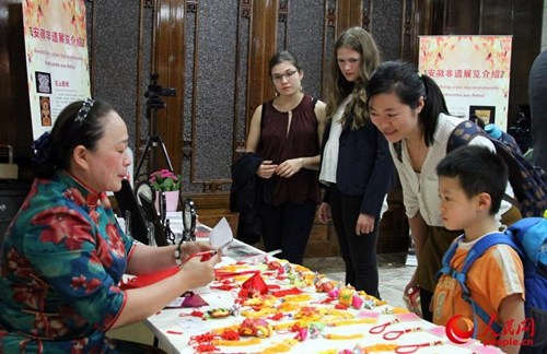 德国·中国安徽文化周活动9月24日-26日在波恩举行。图为非遗传人现场制作剪纸。人民网记者管克江摄