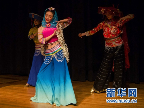 9月26日,在西班牙巴塞罗那,演员表演舞蹈《美丽惠安女》。当日,一场名为“丝路闽韵”的文艺演出在乌赫尔文化中心上演。新华网发(贺耀龙摄)