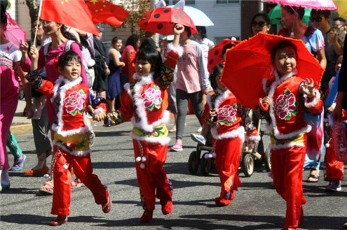 哈里森儿童舞蹈艺术团的华裔小演员，在多元文化节表演获好评。（美国《世界日报》/何迎华