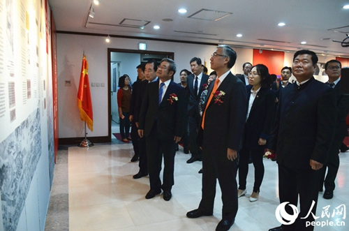 嘉宾共同参观展览