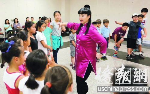 孩子们围着中国著名京剧表演艺术家孙萍，听她讲解。(美国《侨报》/邱晨