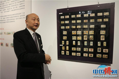 侨博馆馆长黄纪凯介绍烟画由来。(周欣嫒