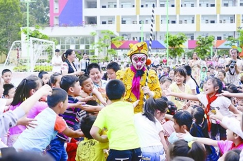 广西戏剧院京剧团来到南宁市万秀小学演出。(周仕兴