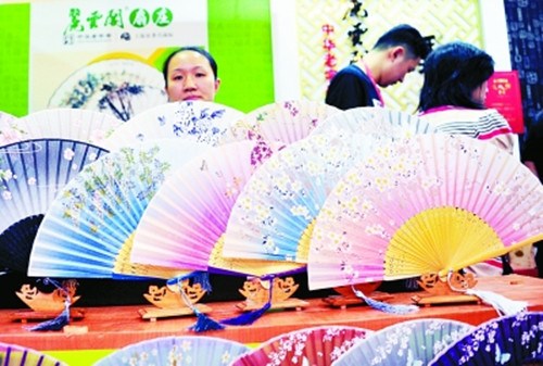 9月23日,上海“2016中华老字号博览会”上,一家传统制扇企业在展示自己的产品。(《光明日报》资料图)