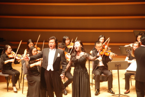 戴玉强（前左）与女儿戴梓伊（前右）在费城交响乐团音乐厅携手演唱。(美国《世界日报》/潘涵