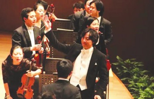 上海爱乐乐团副团长张亮(图中执棒者)在音乐会上担任指挥。(上海爱乐供图)