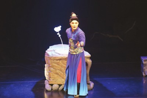 昆曲演员张军分饰掘墓人、亡灵、奥菲利亚、哈姆雷特四个角色,跨越昆曲生、旦、净、丑四大门类。(叶辰亮