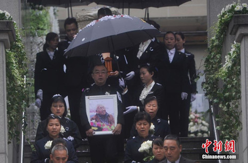 10月15日，“词坛泰斗”庄奴追悼会在重庆一殡仪馆举行，现场数百民众前往送别。陈超