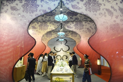 图为参观者在展馆参观陶瓷展品。