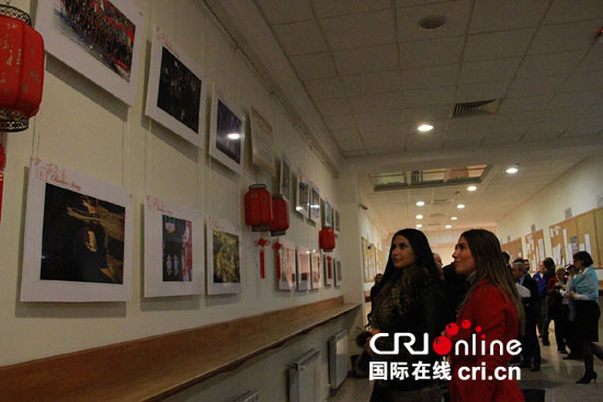 来宾参观“中国故事2016”图片展