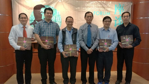 中国侨网翁清玉（右三）颁赠纪念品给参与讲座的嘉宾。（马来西亚《星洲日报》资料图）
