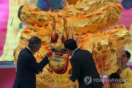 首尔中国文化中心主任史瑞琳(右)为龙点睛