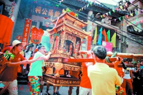 “关帝出游”活动,年轻人也成为主力担当。(梁凯怡