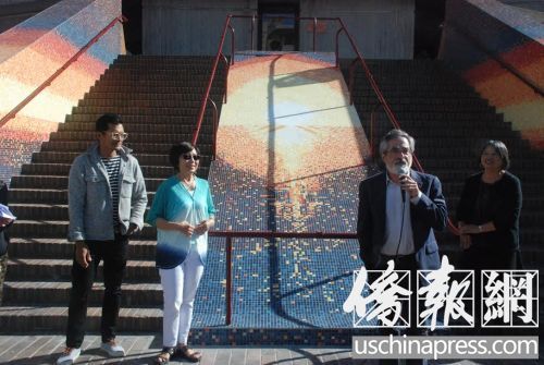 佩斯金称“日出”艺术作品如东升旭日，照耀中国城社区。左起：盖斯佩、邓式美、佩斯金、李丽嫦。（美国《侨报》/吴卓明