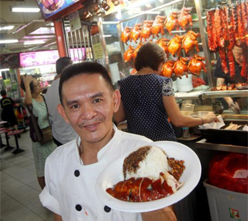 获得米其林一星的香港油鸡饭面摊主陈翰铭，将与餐饮集团合作扩展业务。（新加坡《联合早报》资料图）