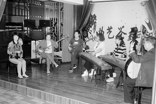 南阳师院的学生在大调曲联谊会上伴奏。