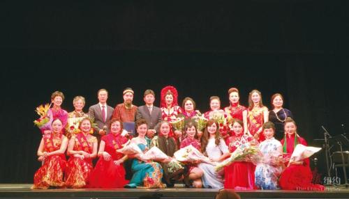 武汉京剧院院长刘子微率90余人的代表团以及京剧名家张克来到法拉盛献唱。（侨报记者宋旸摄）