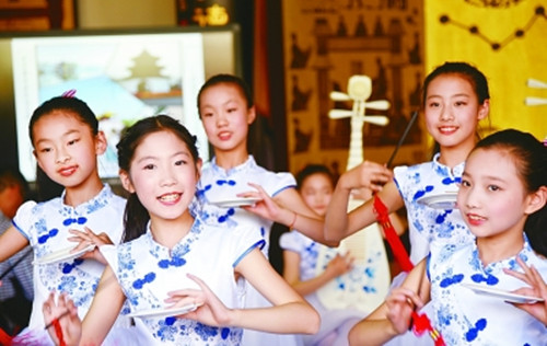 扬州市邗江区小学生在学习传统戏曲。(许应田