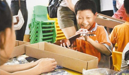 在广东省保利地产和谐文化基金会举办的公益活动中，从化市石明小学的同学领到了崭新的乐器。(资料图片)