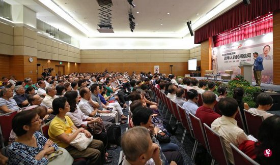 凤凰卫视《文化大观园》总策划兼主持人王鲁湘谈华人民间信仰,报业中心礼堂座无虚席。(新加坡《联合早报》/叶振忠