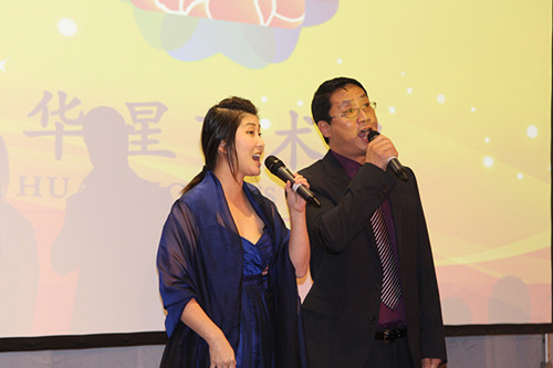 中国侨网德国侨界著名歌唱家伉俪李想（右）和鄢飞飞献唱。（德国《欧洲时报》/方勇 摄）