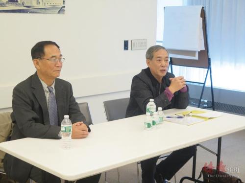 张景涛(左)、吴晓滨(右)精彩讲解《野猪林》。(美国《侨报》/王伊琳
