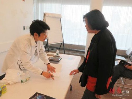 华裔科幻小说作家诗凯兮（左）签售新书《盗心行动》。（美国《侨报》/王伊琳