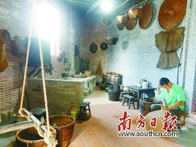 藤草文化博物馆内,一名手工艺者正在编织花篓。