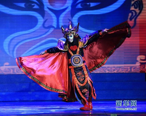 绝活表演《川剧变脸》。(丁友明