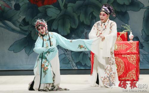岳美缇、沈昳丽在纽约演出，两人分别饰演柳梦梅和杜丽娘。(美国《侨报》/管黎明