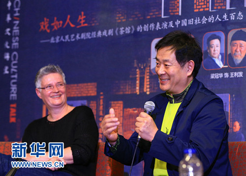 11月4日，在加拿大多伦多大学，濮存昕（右）在“中华文化讲堂”上发言。