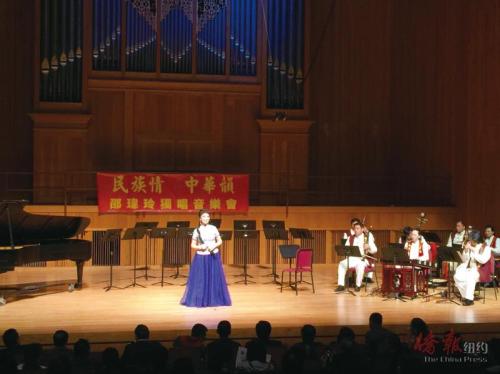 邵玮玲演唱小二黑结婚选曲。（美国《侨报》/宋旸