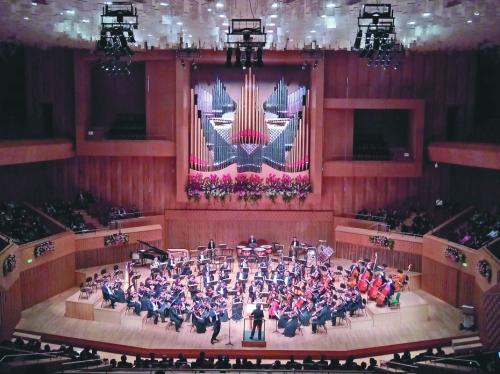 日前，纪念前苏联伟大作曲家肖斯塔科维奇诞辰110周年交响音乐会在哈尔滨音乐厅举行。(陈贺