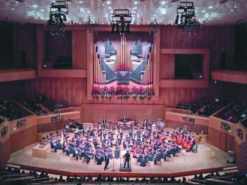 日前,纪念前苏联伟大作曲家肖斯塔科维奇诞辰110周年交响音乐会在哈尔滨音乐厅举行。(陈贺