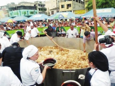 2013年，“炒冷饭”故乡克韦多市的厨师学校的师生们在制作世界最大“炒冷饭”。资料照片